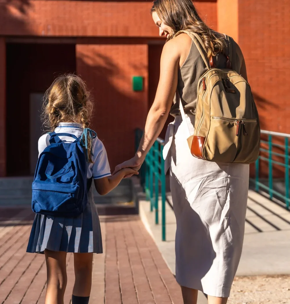 Niña con mochila de camino al colegio, alumna de apoyo escolar en Granada