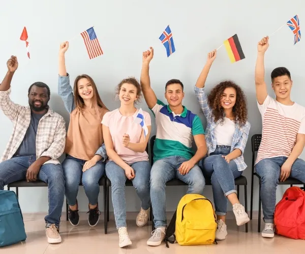 Foto de profesor y alumnos en clase de idiomas