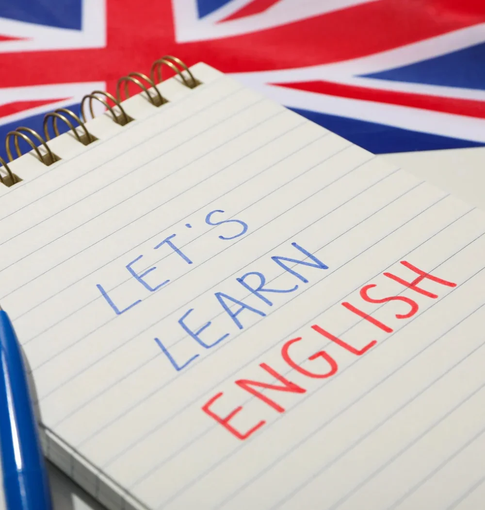 Grupo de alumnos de idiomas con banderas de Estados Unidos y Reino Unido