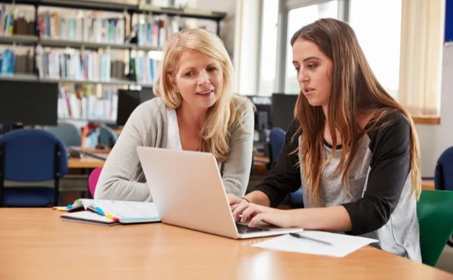 Alumnos en clase en la academia CEI de Granada