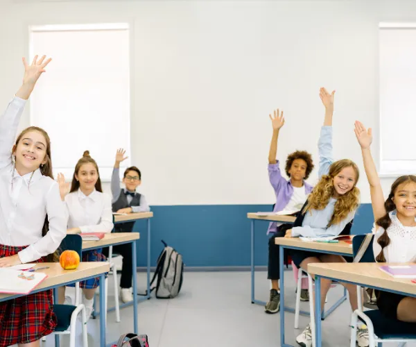 Profesor y alumnos en clase de refuerzo escolar